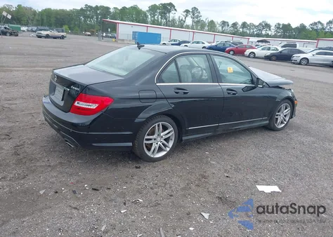 2014 Mercedes-Benz C 300 Luxury 4Matic/Sport 4Matic z USA, uszkodzony, nr VIN WDDGF8AB4ER323052